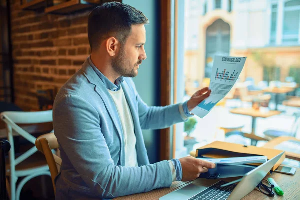 Bir restoranda iş adamı