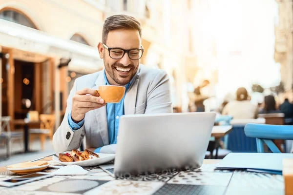 Bir restoranda iş adamı