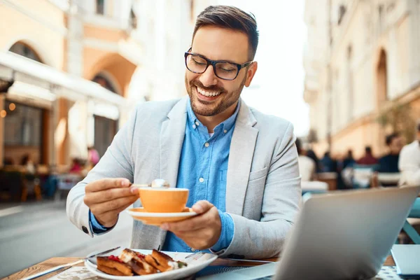 Bir restoranda iş adamı