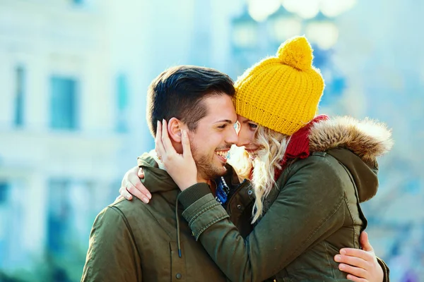 Uśmiechający się para przytulanie siebie w jesienny dzień. — Zdjęcie stockowe