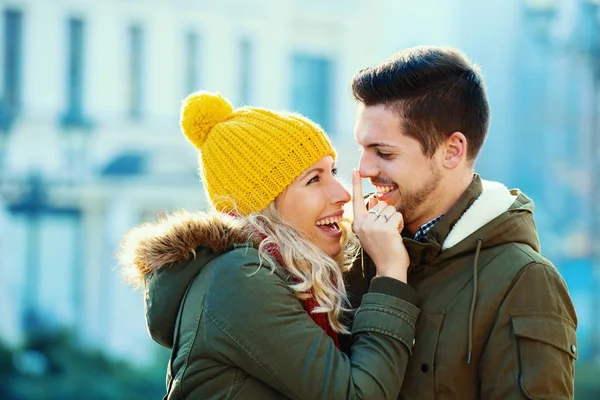 Couple souriant s'embrassant dans un jour d'automne . — Photo