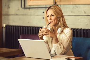 Kafede sarışın kadın