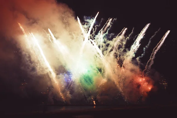 Prachtige kleurrijke vuurwerk — Stockfoto