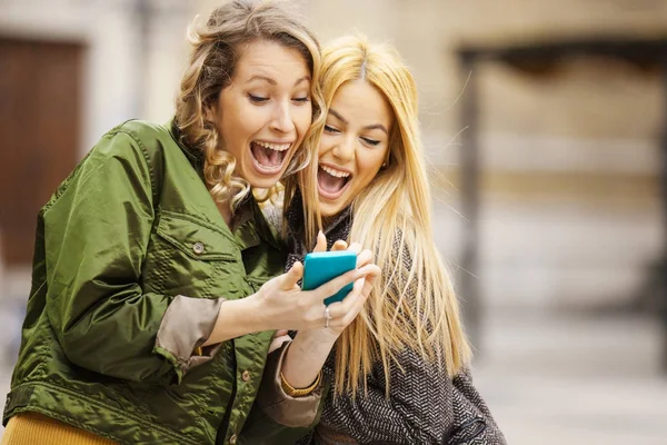 Sonbahar günü şehirde harcama arkadaş grubu. 