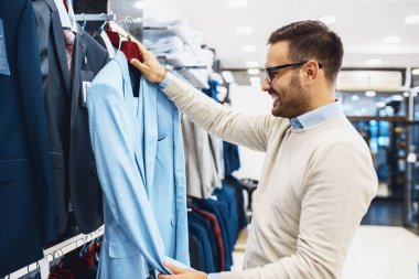 Genç adam giyim gülümseyen