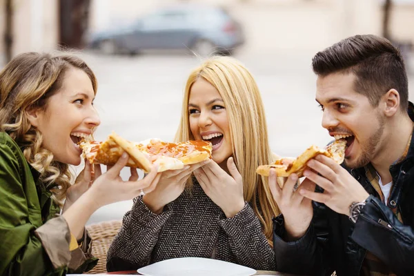 Gruppo di amici che trascorrono la giornata autunnale in città . — Foto Stock