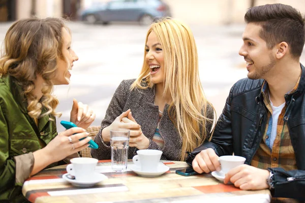 Grupo de amigos que pasan el día de otoño en la cafetería . — Foto de Stock