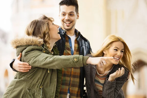 Grupo de amigos que pasan el día de otoño en la ciudad . — Foto de Stock