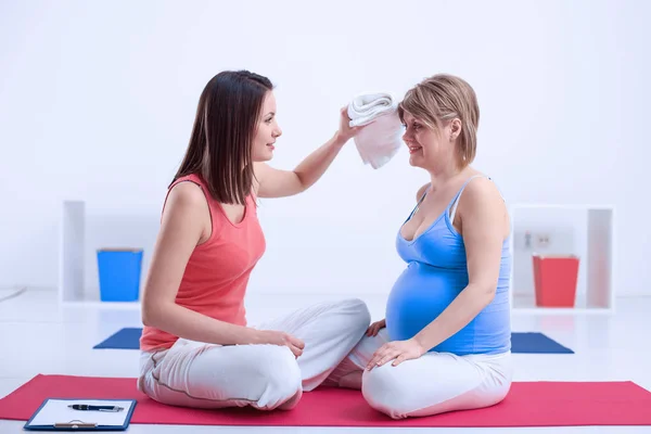 Mulher grávida relaxante após o exercício — Fotografia de Stock