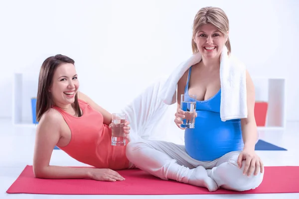 Pregnant Woman Drink Water After Training — Stock Photo, Image