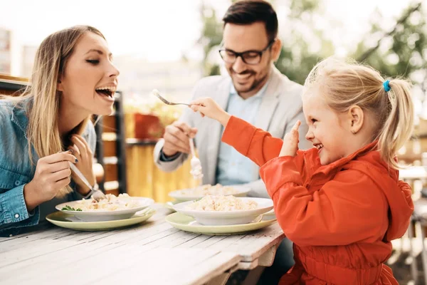 Famille appréciant les pâtes — Photo