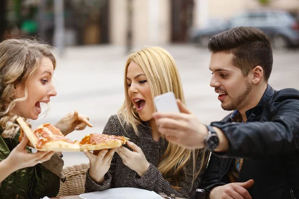 피자를 먹는 친구의 그룹 — 스톡 사진