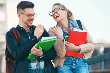 Üniversite öğrencileri üniversite önünde