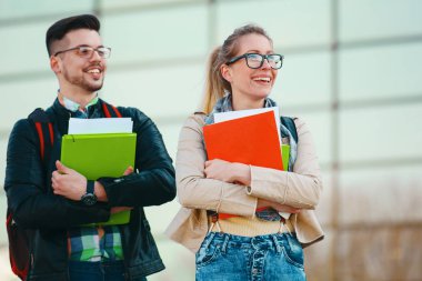 Üniversite öğrencileri üniversite önünde