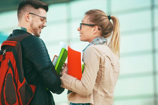 Üniversite öğrencileri üniversite önünde