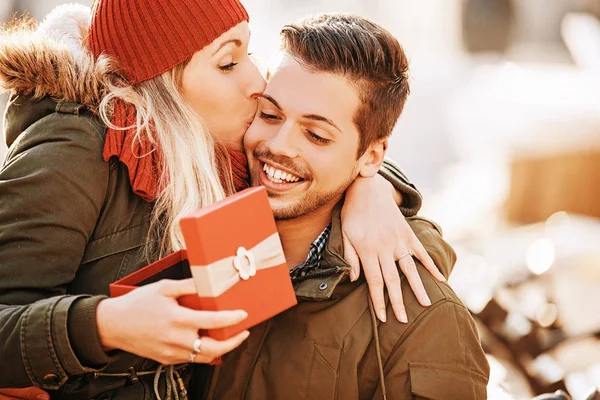 Casal e presentes de Natal — Fotografia de Stock