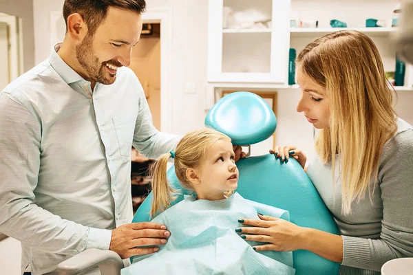 Famiglia in studio dentistico — Foto Stock