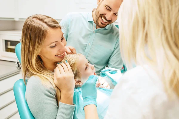 Famiglia in studio dentistico — Foto Stock