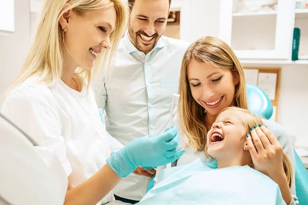 Familia en consultorio dental — Foto de Stock