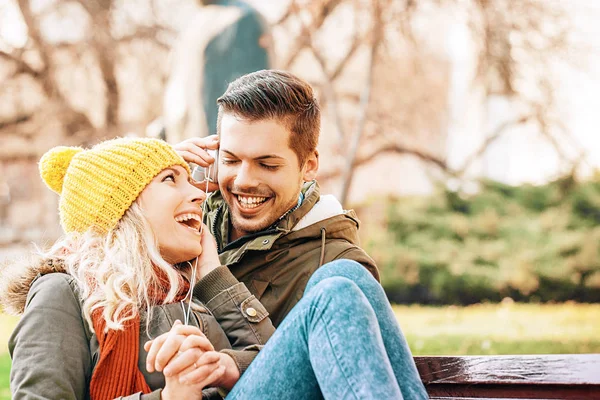 Pareja disfrutando afuera — Foto de Stock