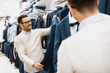 Genç adam giyim gülümseyen