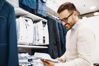 Genç adam giyim gülümseyen