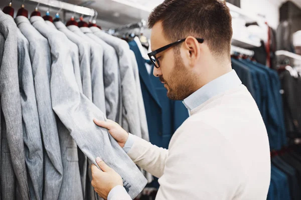 Genç adam giyim gülümseyen