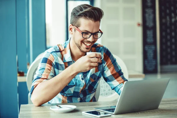 Homem desfrutando de café e trabalho — Fotografia de Stock