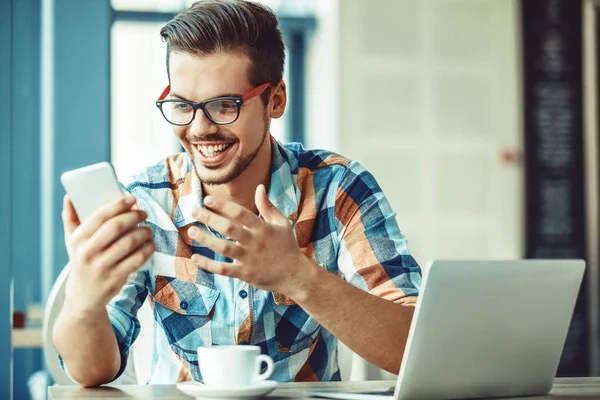 Homem desfrutando de café e trabalho — Fotografia de Stock