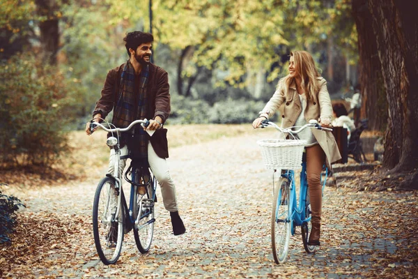 Pareja disfrutando el otoño — Foto de Stock