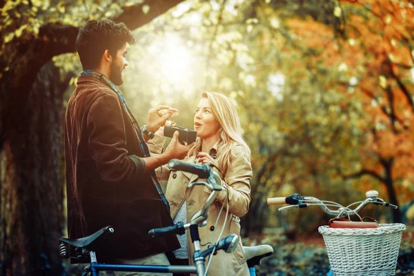 Pareja disfrutando el otoño — Foto de Stock