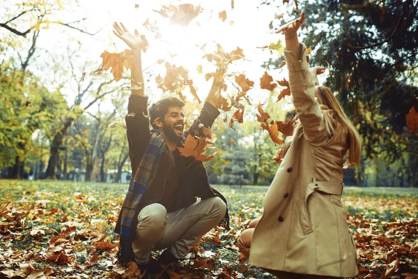 对夫妇享受秋天 — 图库照片