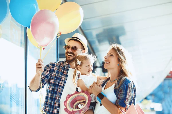 Glückliche Familie beim Einkaufen — Stockfoto