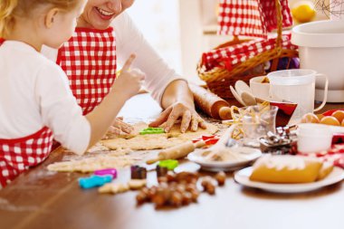 Mutfakta mutlu bir aile. Anne ve kızı destek kek.