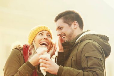 Gülümseyen çift sıcak sahip açık havada bir sonbahar günü iç.  