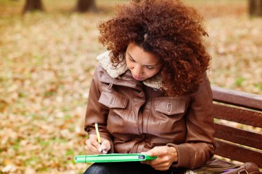 Parktaki güzel kadın.