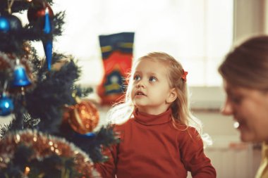 Mutlu çifte kutlama Noel şaşırtıcı havai fişek ile aşık