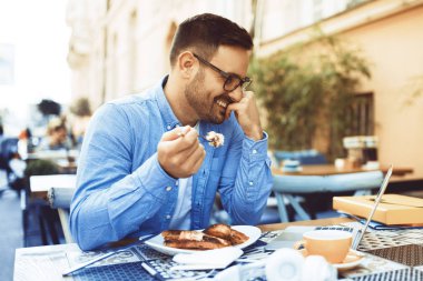 Bir restoranda iş adamı