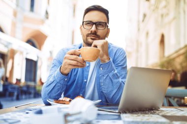 Bir restoranda iş adamı