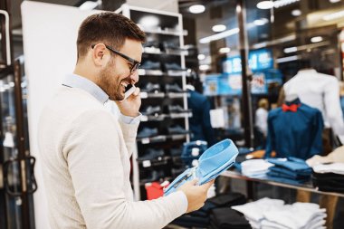 Genç adam giyim gülümseyen