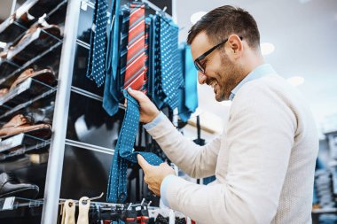 Genç adam giyim gülümseyen