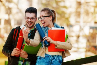 Üniversite öğrencileri üniversite önünde