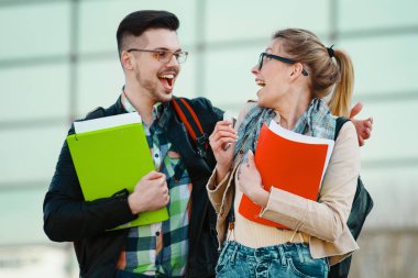 Üniversite öğrencileri üniversite önünde