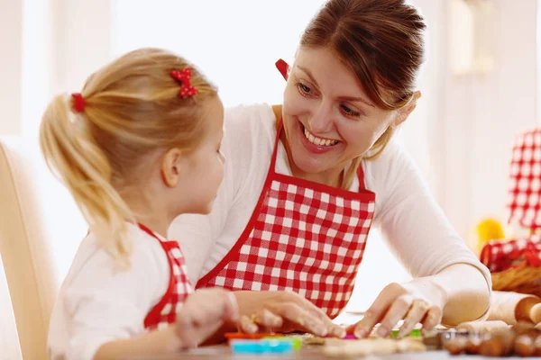 Happy Family in de keuken. Moeder en dochter Backing Cakes. — Stockfoto