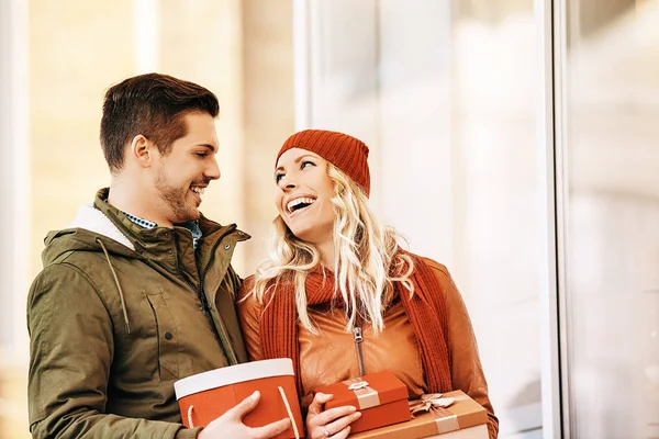 Casal que gosta de fazer compras — Fotografia de Stock