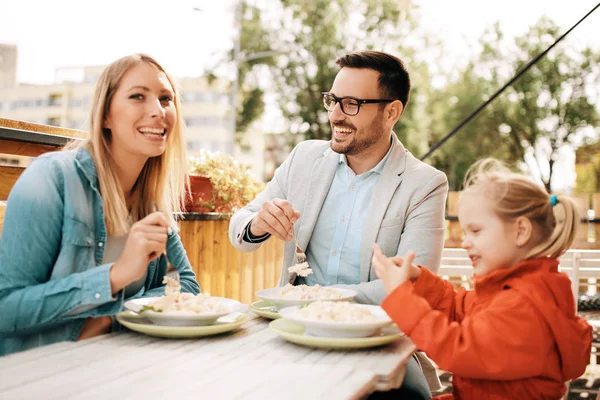 Família feliz em um restaurante — Fotografia de Stock