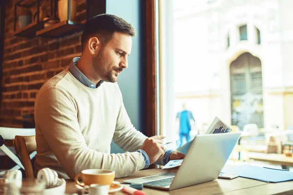 Bir restoranda iş adamı