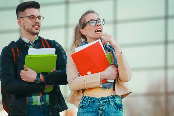 Étudiants collégiaux devant l'Université — Photo