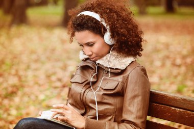 Parktaki güzel kadın.