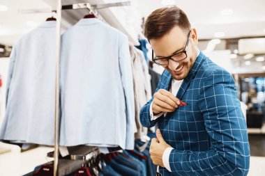 Genç adam giyim gülümseyen